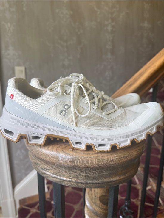 On Running Shoes - ON CLOUD RUNNING CLOUDVENTURE ladies, white sneaker size 8 1/2 very good cond